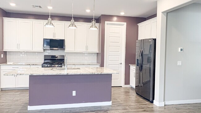 Building Photo - "Spacious 3-Bed, 3-Bath Mesa Retreat with ...