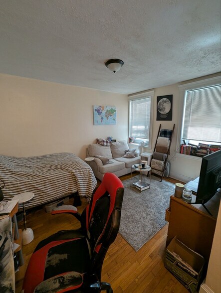 Building Photo - 364 Riverway