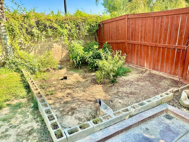 Building Photo - HUGE 5/3 Sanger Home with SOLAR