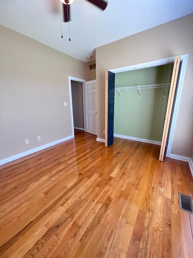Building Photo - 212 Lakeside Dr