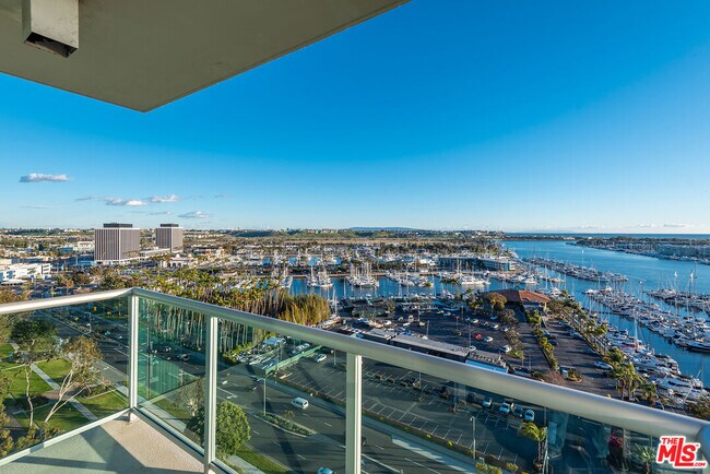 Building Photo - 13700 Marina Pointe Dr