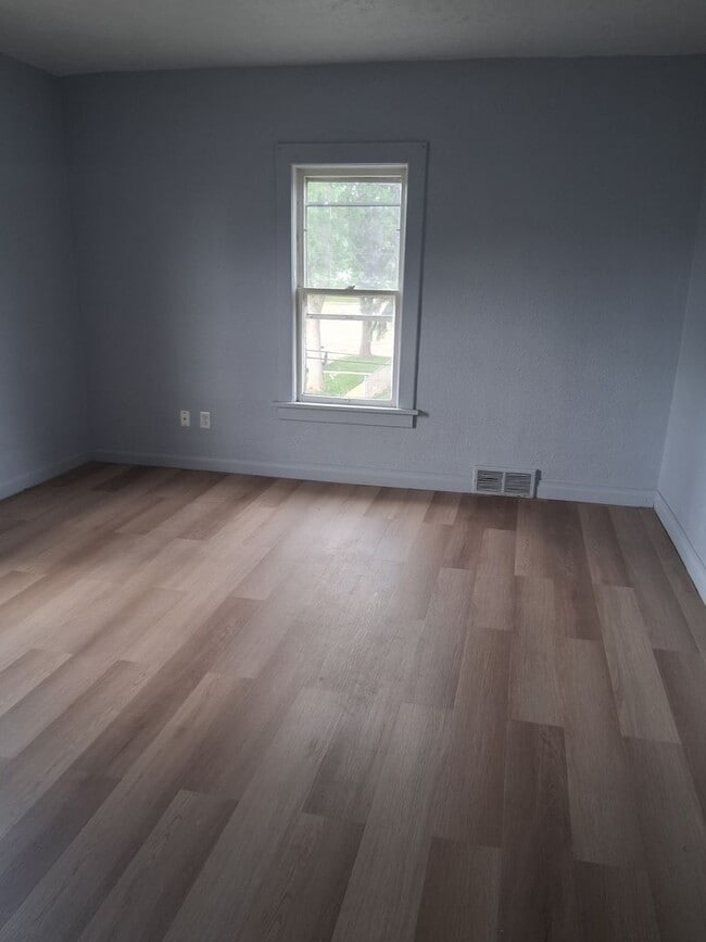 Building Photo - Chariming 2 bedroom Duplex in Quiet Neighborhood