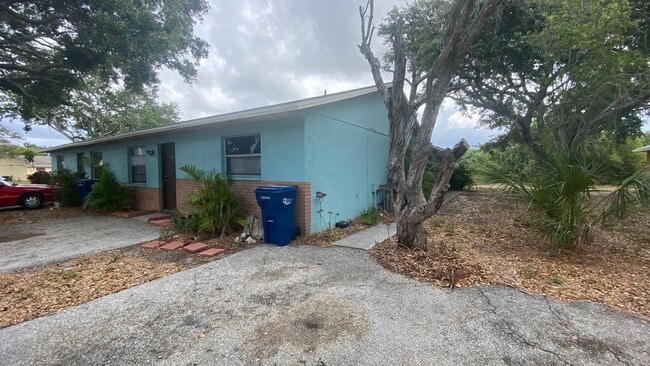 Building Photo - Nicelly Remodeled 3/2 Villa in West Bradenton