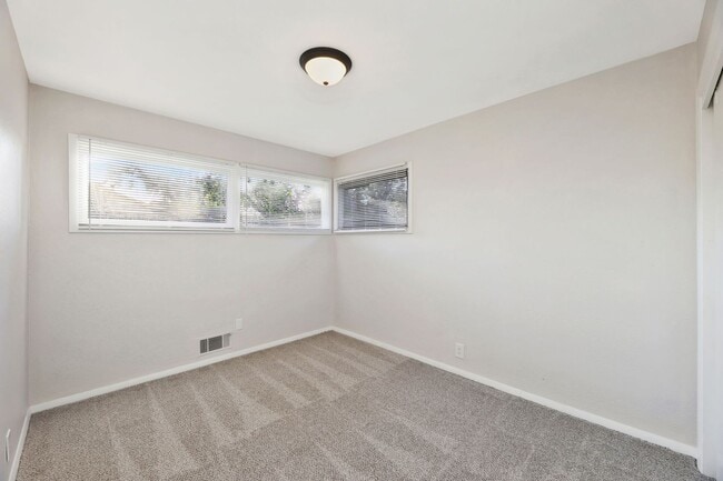 Building Photo - 6020 N E Pk Vw Dr