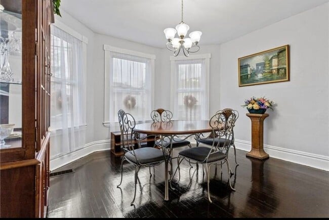 Building Photo - Stylish Victorian Home!