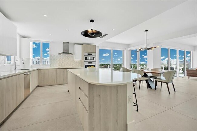 Building Photo - 612 Bayshore Dr