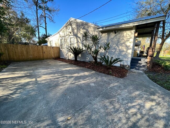 Building Photo - 4550 Crescent St