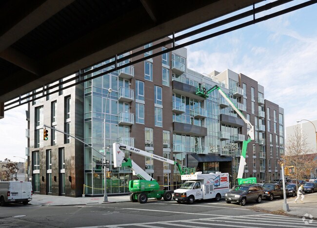 Building Photo - Leonard Pointe