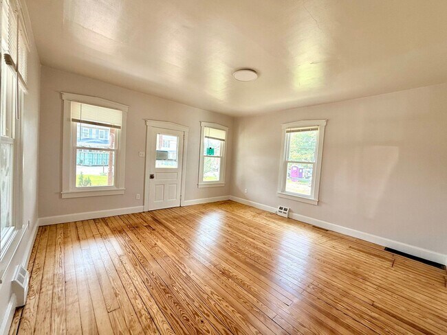 Building Photo - 37 N Kinzer Rd