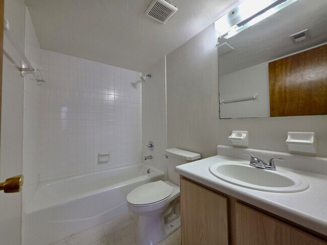 Building Photo - One Bedroom One Bathroom condominium second floor