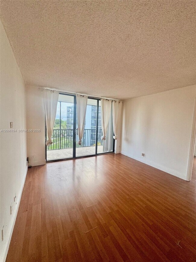 Building Photo - 3475 N Country Club Dr