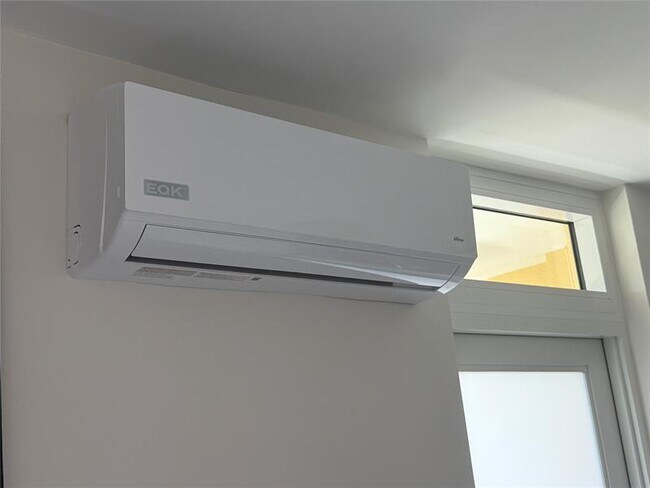 Building Photo - 2400 NE 9th St