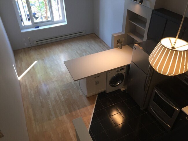 Building Photo - Beautiful sunny loft in Mission/SoMa