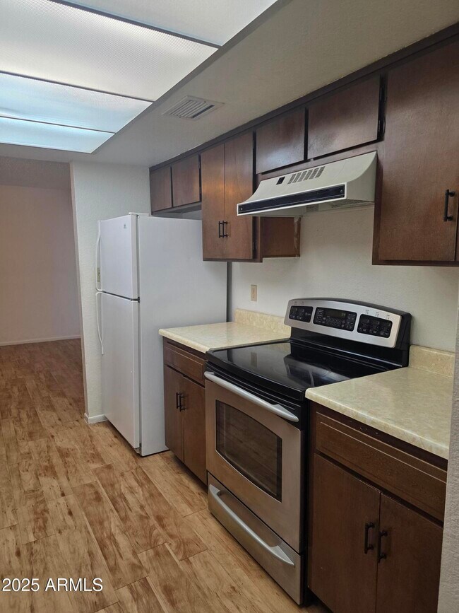 Building Photo - 570 N Villa Nueva Dr
