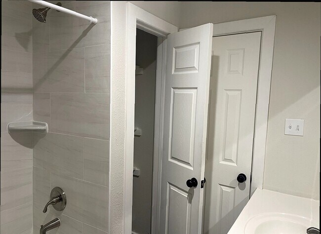 Building Photo - 618 E 40th St