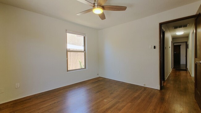 Building Photo - 808 Vassar Dr NE