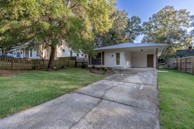 Building Photo - Newly Remodeled Fairhope Cottage Near Downtown!