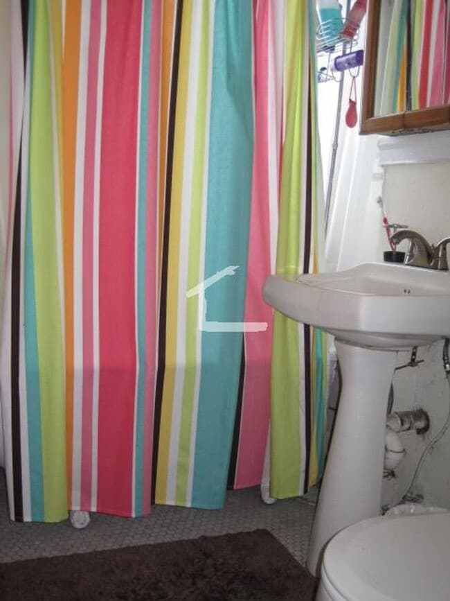 Building Photo - Apartment with a porch?