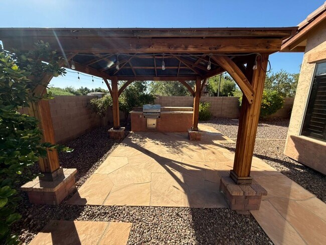 Building Photo - Beautiful 6 Bedroom - 4 Bath w/Private Poo...