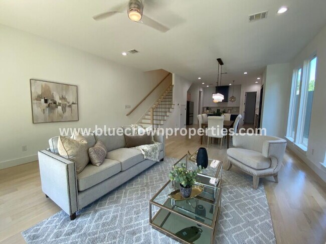 Building Photo - 807 S Glasgow Dr