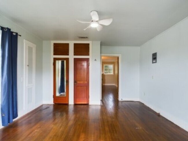 Building Photo - Cozy three bedroom in Hye Texas