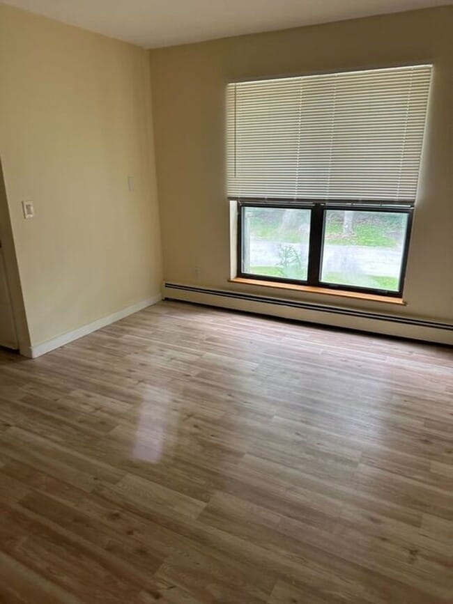Building Photo - Large 1br in Townhome with Garage and Deck(Heat Included)