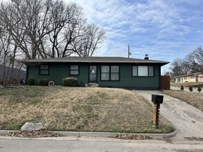 Building Photo - Charming 3 Bedroom Home