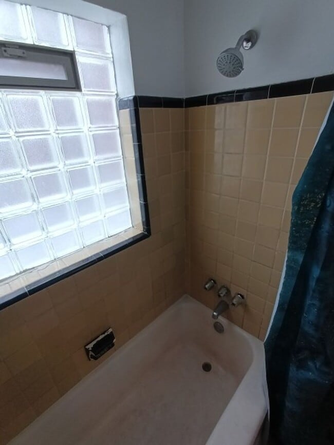 Building Photo - 3 bedroom/1.5 bath now available! $1300/mo!