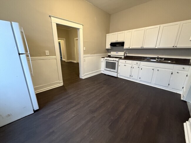 Building Photo - 852 Ioka Ave