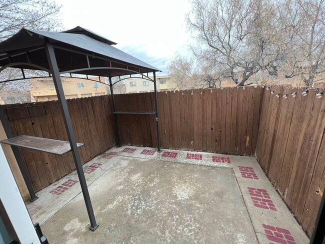 Building Photo - 2 bed 2 bath Townhome with Garage Coming S...