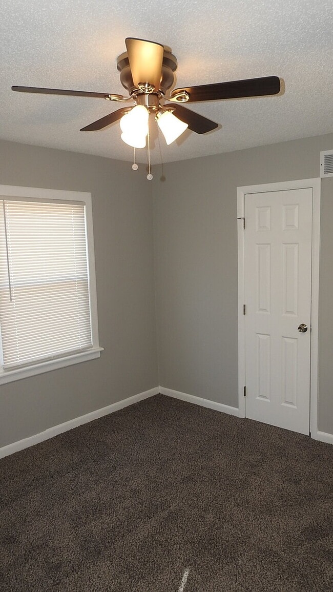 Building Photo - Cozy 3 bedrooms and 2 full baths home located on Holt Lane in Kansas City, KS