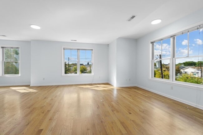 Building Photo - 443 Whiton St