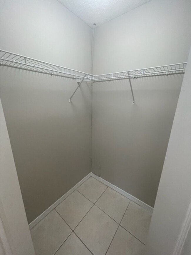Building Photo - 2 bedroom/2 bathroom/2 car garage town hom...