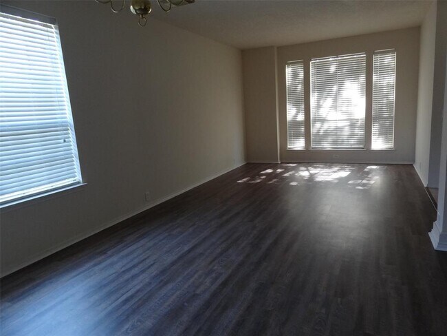 Building Photo - 323 Thorpe Springs Dr