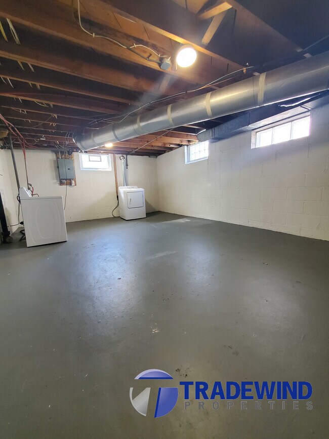 Building Photo - 1408 Lake St NE