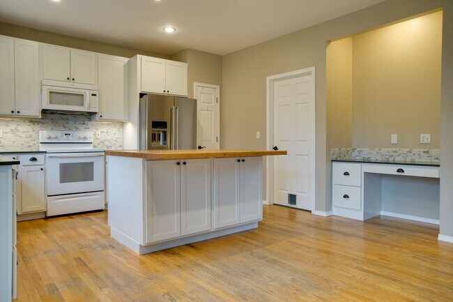Building Photo - Lakeland Hills 2 Story