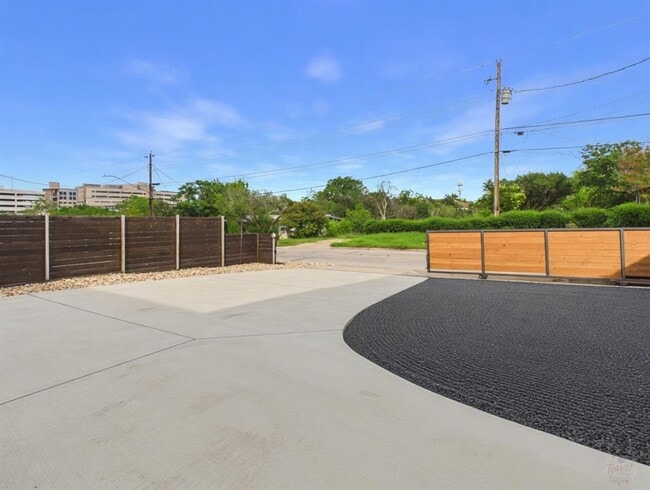 Building Photo - 4402 Mt Vernon Dr