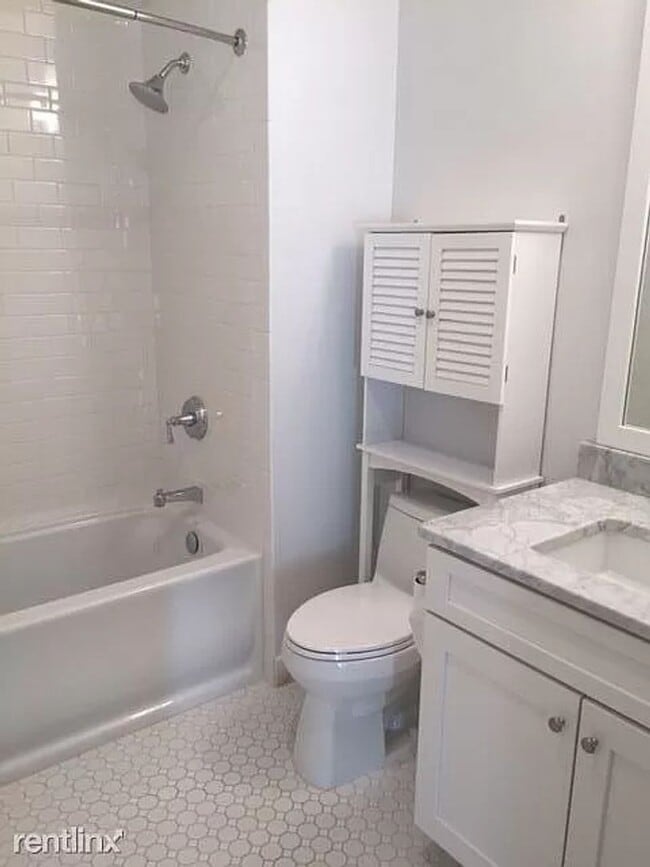 Building Photo - 2BR/2BA Condo Available October 1st!! - Great Downtown Location!!