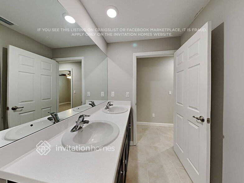 Building Photo - 244 SW Aubudon Ave