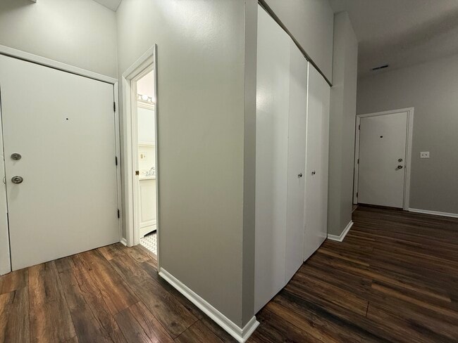 Building Photo - 556 W 37th St