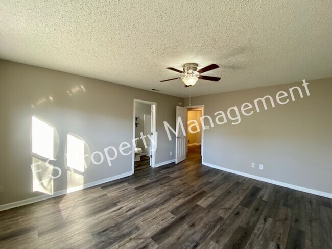 Building Photo - Stunning 3 Bedroom 2 Bath Home in Franklin Township!