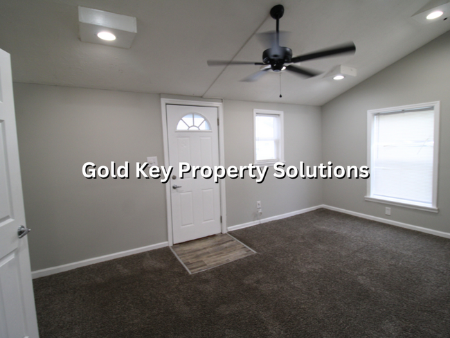 Building Photo - 1 BR 1 BA Downstairs Apartment with ALL UT...