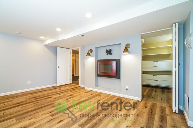 Building Photo - Elegant Three Bedroom Home Featuring Desig...