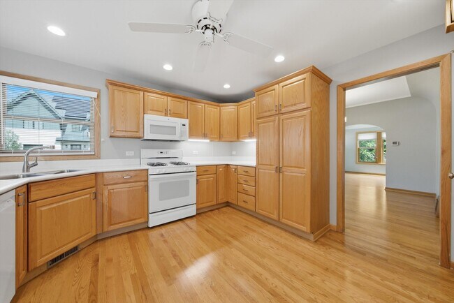 Building Photo - 586 S Hawthorne Ave
