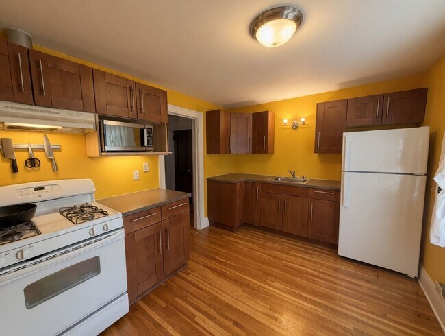 Building Photo - Updated 1 bedroom 1 bath, Upper Level Unit