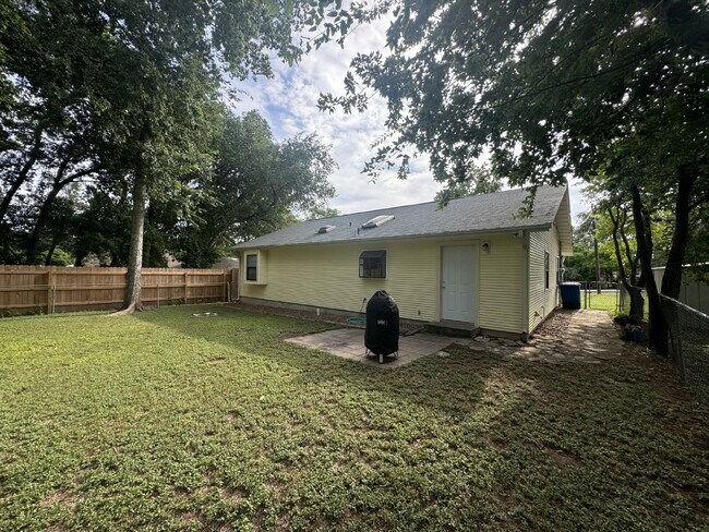 Building Photo - "Charming 2-Bedroom, 1-Bath in Horseshoe F...