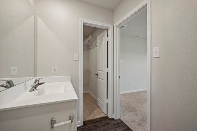 Building Photo - 15866 Berry Hl Dr