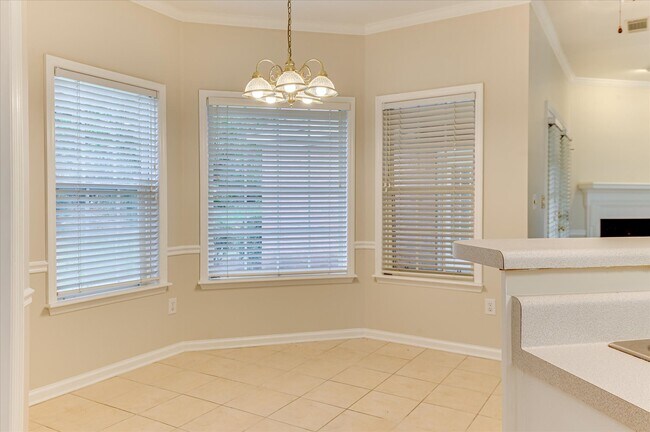 Building Photo - 2937 Hillcreek Dr