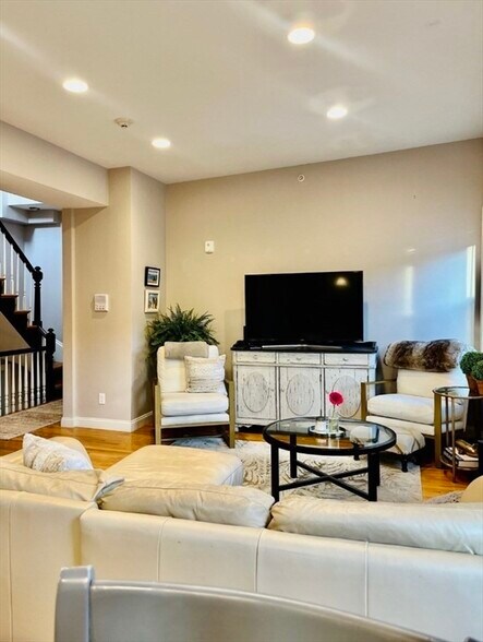 Building Photo - 236 E St