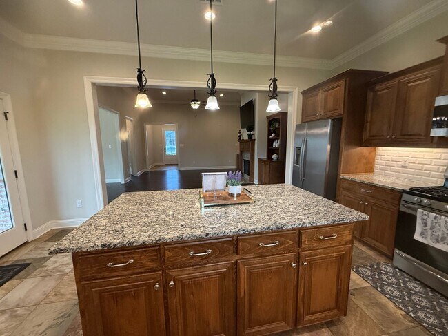 Building Photo - 908 Lakehaven Dr